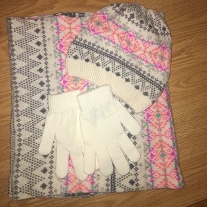 WOMENS HAT, GLOVES, AND SCARF SET AMERICAN EAGLE